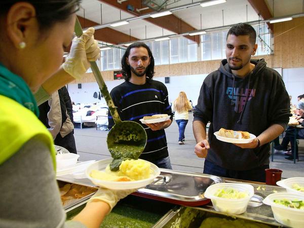 Essensausgabe, die Brüder Alzeen aus Syrien.