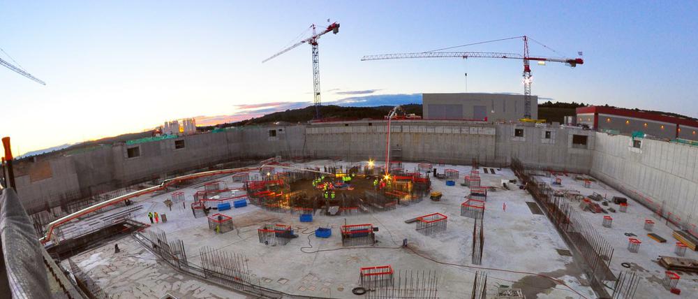 Grundlagen schaffen. In Südfrankreich entsteht derzeit der Fusionsreaktor Iter. Hier ein Bild vom August 2014, es zeigt die Fundamente für das Reaktorgefäß, das hier errichtet werden soll.
