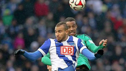 Später Ausgleich: Joel Matip (h.) sprang kurz vor Spielschluss höher als John Anthony Brooks und erzielte den späten Ausgleich für den FC Schalke 04.