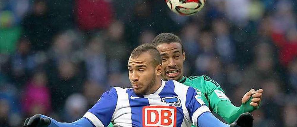 Später Ausgleich: Joel Matip (h.) sprang kurz vor Spielschluss höher als John Anthony Brooks und erzielte den späten Ausgleich für den FC Schalke 04.