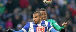 Später Ausgleich: Joel Matip (h.) sprang kurz vor Spielschluss höher als John Anthony Brooks und erzielte den späten Ausgleich für den FC Schalke 04.