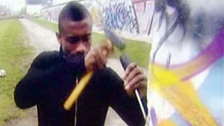 Der Hertha-Spieler, Salomon Kalou, hämmerte auf East Side Gallery ein
