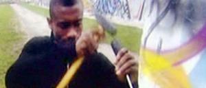 Der Hertha-Spieler, Salomon Kalou, hämmerte auf East Side Gallery ein