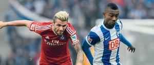 Bessere Position. Salomon Kalou (r.) setzt sich gegen Valon Behrami vom HSV durch. Am Freitag treffen sie sich in Hamburg zum Rückspiel. 