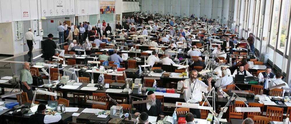 An der Diamantenbörse in der Nähe von Tel Aviv werden Edelsteine aus der ganzen Welt gehandelt.