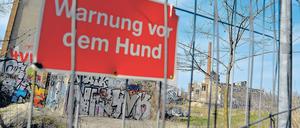Bissige Nachbarn. Damit vom Nachbargrundstück der Zeltstadt niemand in die Ruine der Eisfabrik einsteigt und dort eine Favela gründet, hat der Eigentümer einen neuen Zaun errichtet.