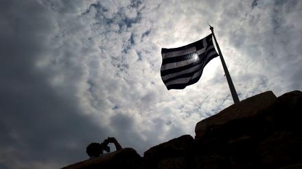 Eine griechische Flagge auf der Akropolis in Athen