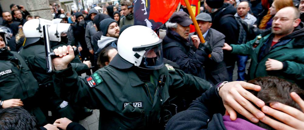 Wuppertaler Polizisten im Einsatz beim Aufmarsch verschiedener radikaler Gruppierungen 