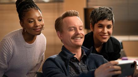 Ehrgeiz trifft auf Egomanie. Der Chef (David Hornsby) mit zwei Testerinnen der Firma (Ashly Burch und Imani Hakim).