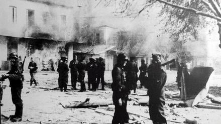 Dieses von einem deutschen Soldaten aufgenommene Foto zeigt die Truppen des Nazi-Regimes in der griechischen Kleinstadt Distomo. Dort verübten sie 1944 ein Massaker mit 218 Toten.