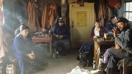 Ein Bild wie ein Gemälde. Alles sieht nach Arbeit und Abschied aus in der Fischerhütte von Lobbe am 2. November 1990. Das Foto wurde weltberühmt.