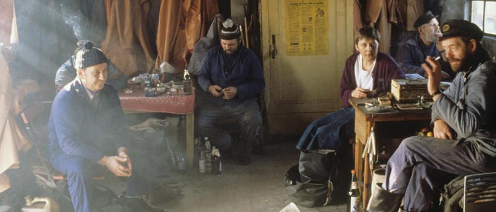 Ein Bild wie ein Gemälde. Alles sieht nach Arbeit und Abschied aus in der Fischerhütte von Lobbe am 2. November 1990. Das Foto wurde weltberühmt.