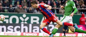 Robert Lewandowski erzielt das 3:0 gegen Werder Bremen.