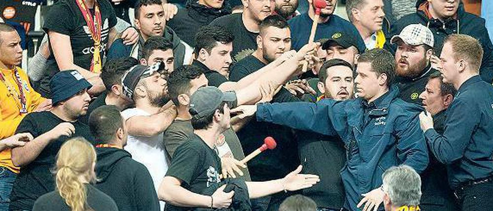 Mit vollem Körpereinsatz. Ordner versuchen, randalierende Galatasaray-Fans zurückzudrängen. Das gelang dem Sicherheitspersonal der Arena am Ostbahnhof erst recht spät.