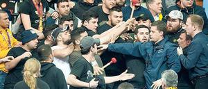 Mit vollem Körpereinsatz. Ordner versuchen, randalierende Galatasaray-Fans zurückzudrängen. Das gelang dem Sicherheitspersonal der Arena am Ostbahnhof erst recht spät. 