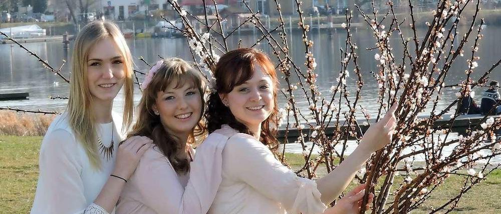 3, 2, 1. Linda Nuß, Sabrina Walther, Tamara Thierschmann wollen Baumblütenkönigin werden.