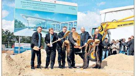 Schönen Gruß aus der Buddelkiste. Das Foto vom Spatenstich, von links nach rechts: Rainer Schwarz, Hartmut Mehdorn, Klaus Wowereit, Matthias Platzeck, Wolfgang Tiefensee, Thomas Weyer. 