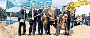 Schönen Gruß aus der Buddelkiste. Das Foto vom Spatenstich, von links nach rechts: Rainer Schwarz, Hartmut Mehdorn, Klaus Wowereit, Matthias Platzeck, Wolfgang Tiefensee, Thomas Weyer. 
