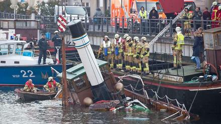 Gesunkener Schlepper Barbarossa: Die Feuerwehr ist mit schwerem Gerät am Märkischen Ufer und schöpft Öl von der Oberfläche des Spreekanals.