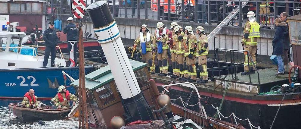 Gesunkener Schlepper Barbarossa: Die Feuerwehr ist mit schwerem Gerät am Märkischen Ufer und schöpft Öl von der Oberfläche des Spreekanals.