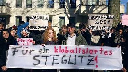 Klobalisierungsfreunde. Die Schüler des Paulsen-Gymnasiums demonstrierten am Mittwochmorgen gegen den Verfall der Schulgebäude. 
