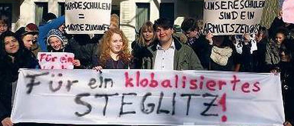 Klobalisierungsfreunde. Die Schüler des Paulsen-Gymnasiums demonstrierten am Mittwochmorgen gegen den Verfall der Schulgebäude.