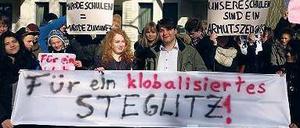 Klobalisierungsfreunde. Die Schüler des Paulsen-Gymnasiums demonstrierten am Mittwochmorgen gegen den Verfall der Schulgebäude. 