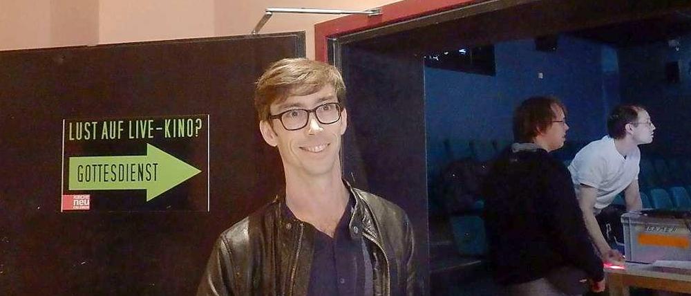 Pfarrer an der Kinokasse. Dirk Farr hält seine Predigt ohne Talar, aber ein Kreuz haben sie dann doch aufgestellt im Saal P 1.