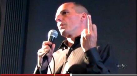 "Stick the finger to Germany": Ein Youtube-Video zeigt Yanis Varousfakis mit erhobenem Mittelfinger.