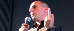 "Stick the finger to Germany": Ein Youtube-Video zeigt Yanis Varousfakis mit erhobenem Mittelfinger.