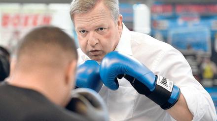 Mann im Ring. Frank Henkel musste ganz schön einstecken, als er im September 2013 einem jugendlichen Boxer im Neuköllner Brennpunktprojekt Kick gegenübertrat.