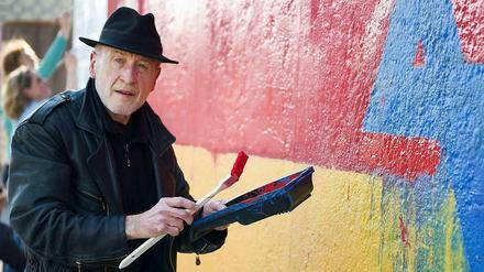 Echt bunt. Künstler Günther Schäfer frischt die Farben seines Kunstwerks auf.