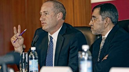 Professor Andre van der Merwe (links), Chef der Urologie der Uniklinik in Stellenbosch, und sein Kollege Rafique Moosa teilten Einzelheiten zu der Operation mit.