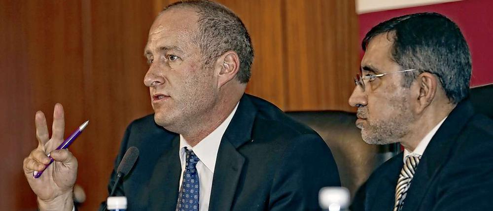 Professor Andre van der Merwe (links), Chef der Urologie der Uniklinik in Stellenbosch, und sein Kollege Rafique Moosa teilten Einzelheiten zu der Operation mit.