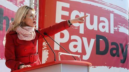 Manuela Schwesig will, dass Frauen und Männer gleich bezahlt werden.