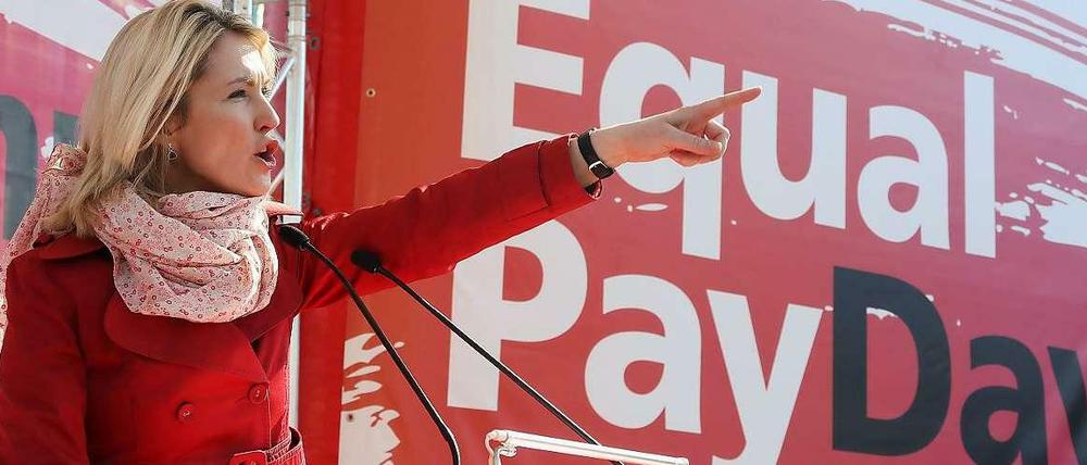 Manuela Schwesig will, dass Frauen und Männer gleich bezahlt werden.