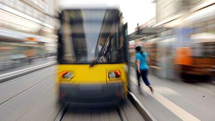 Bei einem Unfall mit einer Tram verletzte sich ein Fußgänger in Weißensee schwer.