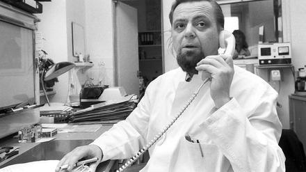 Mann im Zentrum. Mediziner Armin Klümper 1978 in seinem Büro in Freiburg. 