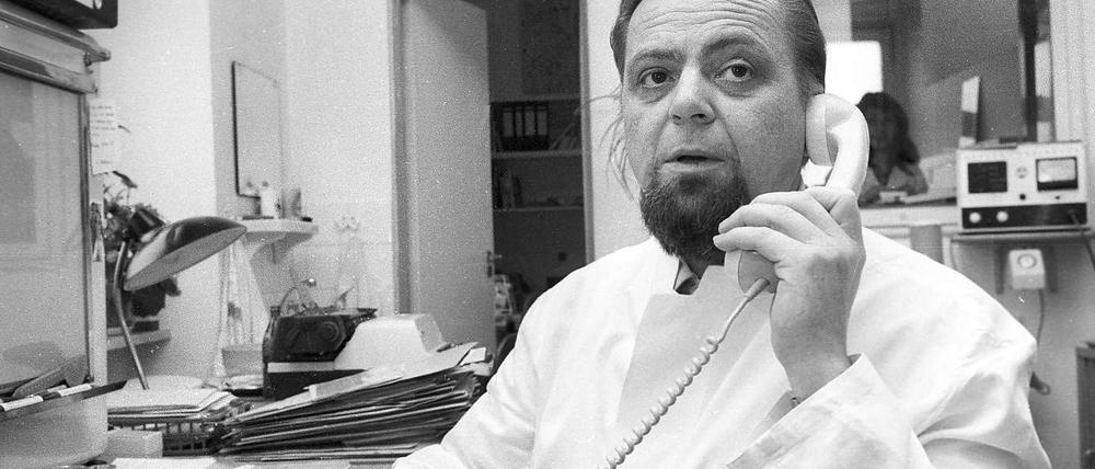 Mann im Zentrum. Mediziner Armin Klümper 1978 in seinem Büro in Freiburg. 