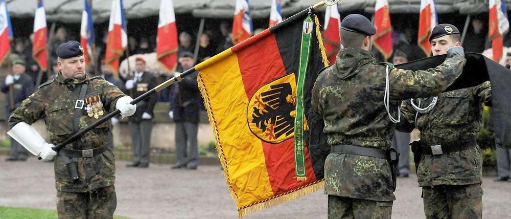 Soldaten der Deutsch-Französischen Brigade beim Appell.