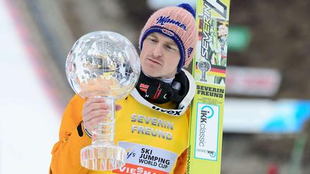 Kristall-Liebhaber. Severin Freund feiert seinen Sieg im Gesamtweltcup mit der großen Kugeltrophäe.