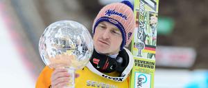 Kristall-Liebhaber. Severin Freund feiert seinen Sieg im Gesamtweltcup mit der großen Kugeltrophäe.