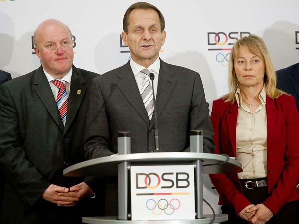 Hamburg soll's machen: Das verkündete DOSB-Präsident Alfons Hörmann am Montagabend in Frankfurt am Main. An seiner Seite: die DOSB-Vizepräsidenten Petra Tzschoppe und Ingo Weiss.