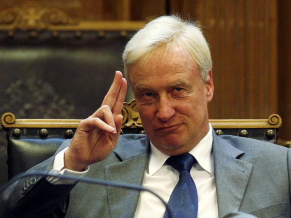 Hamburgs ehemaliger Bürgermeister Ole von Beust hat tröstende Worte nach Berlin geschickt - aber auch eine Debatte von Politik und Bürgern über die Zukunft der Stadt angemahnt.