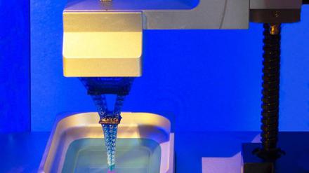 Auf den Kopf gestellt. Das neue 3-D-Druck-Verfahren nutzt UV-Licht, um flüssigen Kunststoff in einer Wanne auszuhärten. Zeitgleich wird das werdende Objekt aus dem Bad gezogen. 