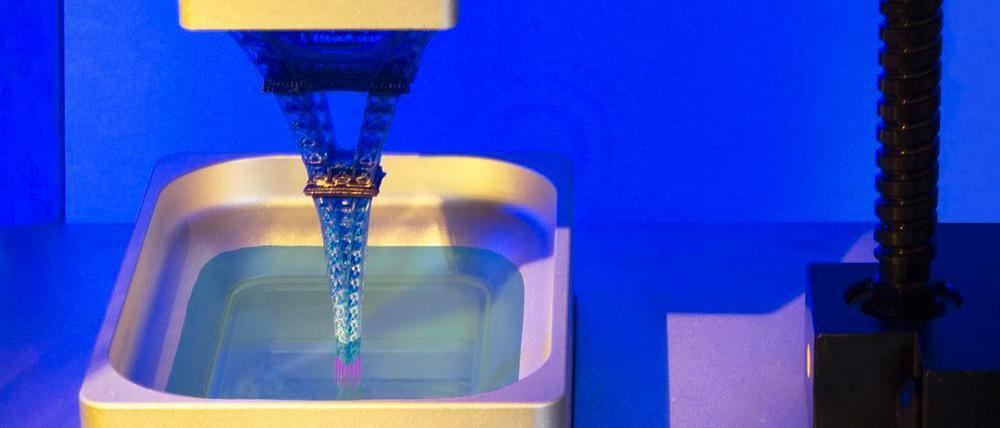 Auf den Kopf gestellt. Das neue 3-D-Druck-Verfahren nutzt UV-Licht, um flüssigen Kunststoff in einer Wanne auszuhärten. Zeitgleich wird das werdende Objekt aus dem Bad gezogen.