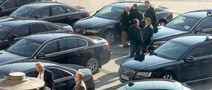 Immer gern mit dicken Autos unterwegs: Der Berliner Senat. Die Aufnahme entstand am Dienstag vor dem Hellersdorfer Rathaus. 