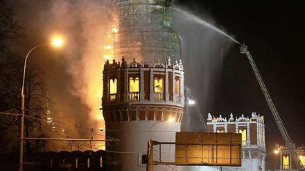Im Glockenturm des Neujungfrauenklosters in Moskau ist am Sonntagabend ein Feuer ausgebrochen.
