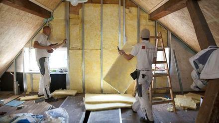 Das Haus wird warm eingepackt: Mit dicken Dämmmatten wird ein Dachgeschoss ausgekleidet.