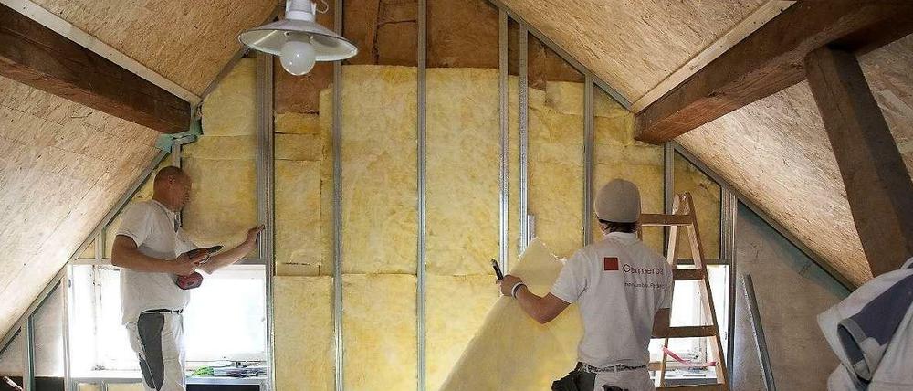 Das Haus wird warm eingepackt: Mit dicken Dämmmatten wird ein Dachgeschoss ausgekleidet.